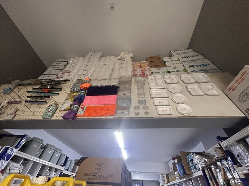 Köpük yemek kapları, kilitli kaplar, peçete ve temizlik bezlerinin sergilendiği numune panosu