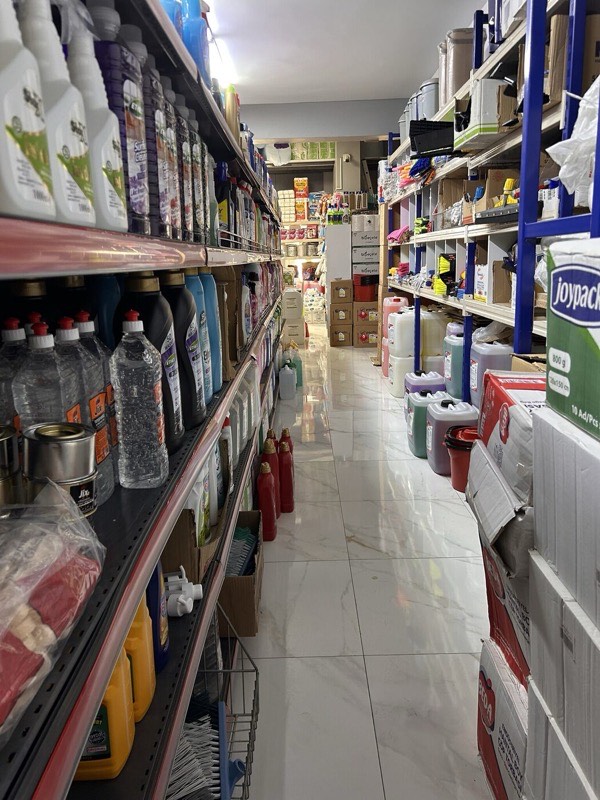 Raflarda çamaşır ve bulaşık deterjanları, yüzey temizleyiciler ve konsantre ürünler
