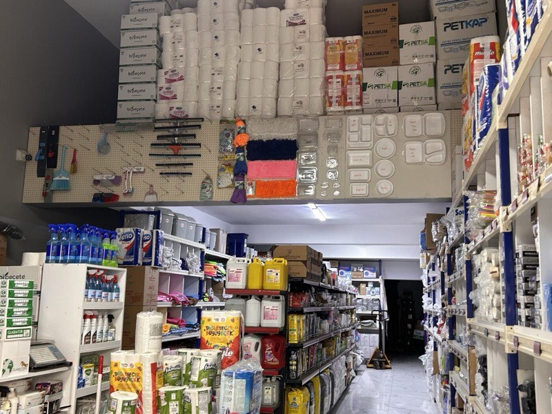Endüstriyel kağıt havlu, tuvalet kağıdı, peçete ve tek kullanımlık yemek kapları rafı