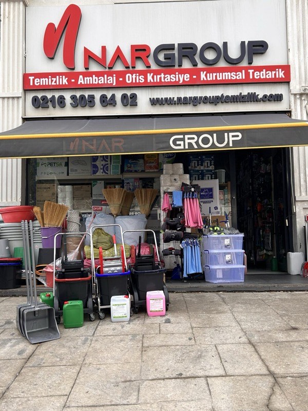 Grup 4 mağaza girişinde sergilenen temizlik ekipmanları, mop kovaları ve plastik saklama kutuları