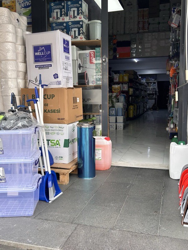 Streç film ruloları, plastik saklama kapları ve karton bardak kutularının bulunduğu bölüm
